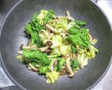 豚バラ肉と菜の花と春キャベツのカラシ炒め作り方6写真