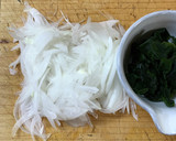 新玉ねぎとわかめの和え物作り方1写真
