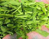ほんだしで春菊堪能！春菊と豚の炒め。作り方1写真
