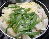簡単おひとり鍋！餃子鍋　たっぷりニラ白菜作り方4写真