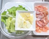 鶏もも肉とレタスのスープに温泉たまご乗せ作り方1写真