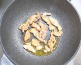 鶏もも肉とレタスのスープに温泉たまご乗せ作り方3写真
