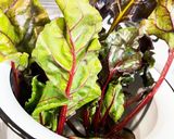 ビーツの葉のにんにく炒め作り方1写真