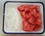 新玉ねぎとトマトの塩こんのりサラダ作り方1写真