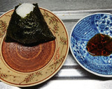 おにぎりの海苔にはお醤油を塗って♪作り方1写真