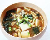 簡単美味しい【なめこと豆腐の赤だし味噌汁作り方4写真