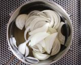 ソフトケールと玉葱と卵のお味噌汁。作り方2写真