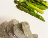 彩り鮮やかアスパラとエビのペペロンチーノ作り方1写真