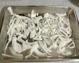幼稚園の給食　新玉葱とトマトのサラダ作り方2写真