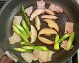 グリーンアスパラとトマトの焼きうどん作り方2写真
