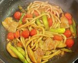 グリーンアスパラとトマトの焼きうどん作り方6写真