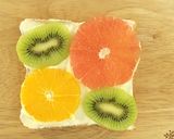 フルーツたっぷり！チーズオープンサンド作り方5写真