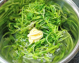 簡単副菜！豆苗の梅昆布茶とごま油和え作り方3写真