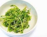 簡単副菜！豆苗の梅昆布茶とごま油和え作り方5写真
