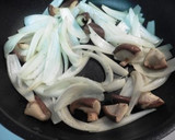 新たまねぎと椎茸の肉味噌炒め作り方1写真