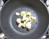 エビとトマトと青梗菜のワインとバター炒め作り方3写真