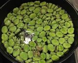 鮭とそら豆のハーブバター炒め作り方1写真