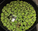 鮭とそら豆のハーブバター炒め作り方1写真