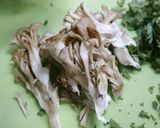 簡単！春菊舞茸と鯵のお味噌汁　作り方2写真