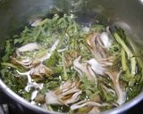 簡単！春菊舞茸と鯵のお味噌汁　作り方4写真