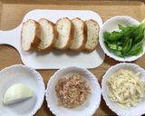 セロリの葉と新玉ねぎのツナトースト作り方1写真