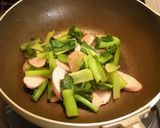 *小松菜と魚肉ｿｰｾｰｼﾞの中華風*作り方5写真