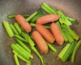 簡単・ほうれん草とソーセージの炒めもの作り方2写真
