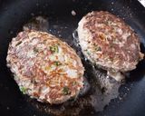 簡単♪セロリの葉と新玉ねぎのハンバーグ作り方6写真