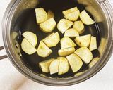 さつまいもと油揚げの味噌汁作り方1写真