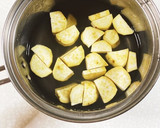 さつまいもと油揚げの味噌汁作り方1写真