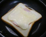 簡単！ワンパンオムトースト　ハムチーズ作り方3写真
