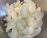 鶏もも肉と玉ねぎきのこのフライパン煮込み作り方1写真