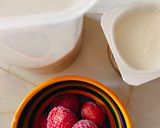 冷凍イチゴとヨーグルトの甘酒スムージー🍓作り方1写真