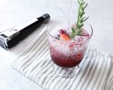 冷凍ミックスベリーとぶどう酢のソーダ割り作り方2写真
