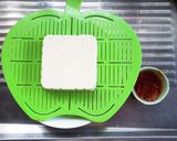 簡単♡ピリ辛醤油麹の豆腐のせ♪作り方1写真