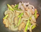 新玉ねぎとアスパラ＆卵の焼きうどん作り方5写真