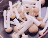 簡単しめじとコチュジャン炒め粉チーズかけ作り方1写真
