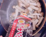 簡単しめじとコチュジャン炒め粉チーズかけ作り方2写真