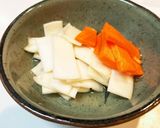 コリコリ快感！大根の皮とにんじんの酢漬け作り方5写真