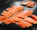 簡単！銀鮭小松菜の白だし黒胡椒炒め作り方1写真