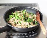 サッと炒めて【葉玉ねぎと豚の甘味噌炒め】作り方6写真