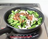 サッと炒めて【葉玉ねぎと豚の甘味噌炒め】作り方5写真