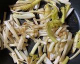 山うどの皮とミョウガ&新生姜の塩きんぴら作り方3写真