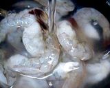 簡単プロの味☆海老のガーリック炒め作り方1写真