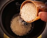 炊飯器と米とマグカップと鶏胸肉（第二版）作り方1写真