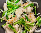 菜の花と鶏むね肉と玉ねぎの塩レモン炒め作り方2写真