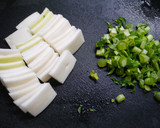 簡単！鶏ももと大根の皮の新生姜炒め作り方1写真