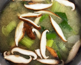 青梗菜とネギと椎茸の麹味噌汁作り方3写真
