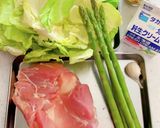 鶏肉とキャベツ、アスパラガスの蒸し焼き作り方1写真