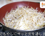 栄養満点♬サバ缶ともやしのスパイシー炒め作り方3写真